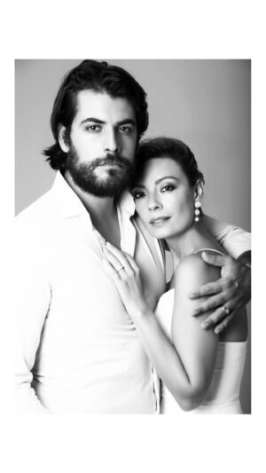 Özge Özder Instagram - Şunu çok iyi anladım ki ne gittiğin yol, ne vardığın yer… Yol arkadaşındır esas önemli olan.. Seninle ve kızımızla en az bir elli yılım daha olsun sağlıkla ve aşkla… Evliliğimizin 5. yılında budur tek dileğim…Seni çok ama çok seviyorum … Nice 5 yıllara…. @sinanguleryuzofficial