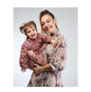 Özge Özder Instagram - Mutlu olduğumuz bir an bırakıyorum buraya senin 2. yaşın hatırına… Hayatımızın en kutlu gününü böyle büyük bir suskunlukla ve buruk geçirdiğimize bakma.. Sana ve birbirimize sahip olmanın, sağlıkla hayatta olmanın en büyük hazine olduğunu bir kez daha anlayıp , sana daha sıkı sarıldığım bir gün oldu bugün…  Büyüyünce nedenini anlatırım ben sana… 

Hayat hep güzellikleriyle gelsin, hep güneşli ve aydınlık olsun yolun.. Hiç karanlıkta , darda kalma.. Sana sevgim tarifsiz minik tırtıl.. Nice güzel yaşlara… @evalunaguleryuz