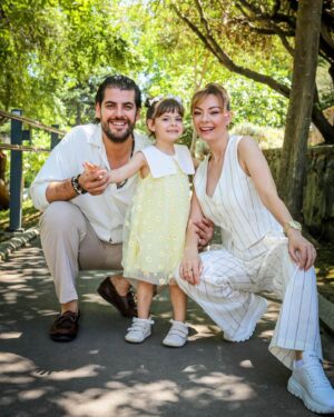Özge Özder Instagram - Biricik babamız @sinanguleryuzofficial ın yanağına öpücük kondurduğun 2. fotoğraftır bugünün karesi benim için… Çünkü en büyük bayramdır aslında dağ gibi bir babanın ve ailenin ve sevdiklerinin seninle olması… O öpücüğün anlamı büyük kızım, kıymetini bil bu babanın varlığının… Kutlu olsun bu çifte güzellik taşıyan bayramımız, seni çok seviyoruz babamız… Bu arada bu şahane bayram fotoğraflarına vesile olan röportajı yapan sevgili @ilkergezici ye çok teşekkür ederiz… Röportajımız çok yakında @sabah.gunaydin la sizinle…