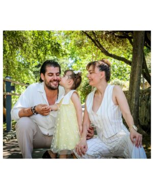 Özge Özder Instagram - Biricik babamız @sinanguleryuzofficial ın yanağına öpücük kondurduğun 2. fotoğraftır bugünün karesi benim için… Çünkü en büyük bayramdır aslında dağ gibi bir babanın ve ailenin ve sevdiklerinin seninle olması… O öpücüğün anlamı büyük kızım, kıymetini bil bu babanın varlığının… Kutlu olsun bu çifte güzellik taşıyan bayramımız, seni çok seviyoruz babamız… Bu arada bu şahane bayram fotoğraflarına vesile olan röportajı yapan sevgili @ilkergezici ye çok teşekkür ederiz… Röportajımız çok yakında @sabah.gunaydin la sizinle…