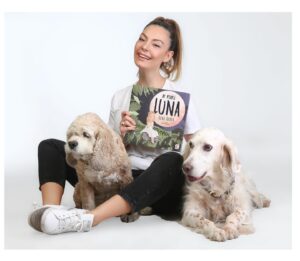 Özge Özder Instagram - Tüm gelirini Sma hastası @masalaumutol için bağışladığım @ayperisilunaofficial sizlerin desteği ile ilk baskısını tüketti. İkinci baskısının dağıtımına başladı. “Ay Perisi Luna” masal serimizin ikinci kitabı ise yakında sizlerle olacak. @indigokitap ve @berkozturk_  ile yol aldığımız bu iyilik yolunda tek hayalimiz masallarla iyileştirmek… Anneler bebeklerine okudukça, başka annelere umut ,hasta bebeklere şifa olan bir kitap @ayperisilunaofficial 🤍Ömrüm oldukça anlatacağım, sonu olmayan ve ben nefes aldıkça şifa dağıtacak bir masal serisi bu.. Ben son nefesimi tükettiğimde haklarını ve devam sorumluluğunu kızıma devredeceğim bir miras aynı zamanda.. @evalunaguleryuz ün benden sonra da kardeşlerine bağışlamaya ve sürdürmeye devam edeceği bir iyilik yolculuğu… 🎈 Bu seriden aldığınız her kitap bir bebeğe şifa olacak ve ilk hedefimiz @masalaumutol 
Masal bebek masallarla iyileşecek çünkü #masallarmutlusonlabiter 

BİZ 20 OCAK SAAT : 20:00 İTİBARİYLE AKATLAR KÜLTÜR MERKEZİNDE İMZALI KİTAPLARIMIZLA BİRLİKTE TÜM GELİRİ YİNE @masalaumutol İÇİN BAĞIŞLANACAK OLAN @sinanguleryuzofficial KONSERİNDE OLACAĞIZ. KATILIRSANIZ, KATILAMASANIZ DA DESTEK OLMAK ADINA BİR BİLET ALIRSANIZ, BUNLARI YAPAMIYORSANIZ EN AZINDAN @masalaumutol U ÇEVRENİZLE PAYLAŞIRSANIZ ÇOK SEVİNİRİZ. ÇÜNKÜ MASAL ZOR GÜNLER GEÇİRİYOR VE BİZİM ONA BİR YAŞAM SÖZÜMÜZ VAR. DESTEK OLAN TÜM İYİ KALPLERDEN ÖPERİM 💫 (Bilet satın almak için hikayeme bıraktığım linki, kitap satın almak için öne çıkanlara eklediğim linki kullanabilir, @masalaumutol sayfasından ise diğer detayları ve valilik izinli hesapları bulabilirsiniz. )