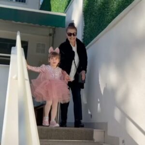 Özge Özder Instagram - Benim güzel yavrum, pudra şekerim, ay perisi biricik kızım. Avucumda kar tanesi tutar gibi her şeyden ve herkesten sakınarak seviyorum seni… Kalbimin kapıları güm güm vuruluyor o ışıl ışıl gülen yüzüne her baktığımda ve boğazıma dolanıyor her şey sen küçücük bir ah edince bile … Günler geçip gidiyor ve sen öylece her şeye ve dünyada ki her kötülüğe inat pırıl pırıl büyüyorsun, bir gülümsemenle aydınlatıyorsun evreni…

İyi ki doğdun meleğim.. İyi ki beni , bizi seçtin.. Bu annen dünyanın orta yerine salıncaklar kuracak senin için.. Sen ve biz sağlıklı oldukça her anımız şükür sevinç ve mutlulukla dolacak. Bir karnaval edasıyla güle oynaya, hoplaya zıplaya büyüteceğiz seni söz veriyorum… Yaşamanın ve yaş almanın hakkını dibine kadar vererek ve bunu yaşamında önce bizden öğrenerek olgunlaşacaksın biliyorum . Seni, bizi ve sana dair, senden gelecek her şeyi çok seviyorum … Nice mutlu yaşlara 🎈🫧
 
P.s : Bu en özel günümüzün mimarı , mekanımızı 2 gün önce haber vermemize rağmen büyük özveri ile masal diyarına çeviren güzel insan @armagan_baysal ve ekibine en içten teşekkürlerimizle … Bize en güzel doğum günü hediyesi sizdiniz …
