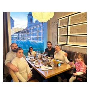 Özge Özder Instagram - Çok güzeldin Viyana 🎈🥂 Sizi seviyoruz @melec.umut