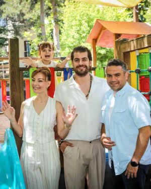 Özge Özder Instagram - Biricik babamız @sinanguleryuzofficial ın yanağına öpücük kondurduğun 2. fotoğraftır bugünün karesi benim için… Çünkü en büyük bayramdır aslında dağ gibi bir babanın ve ailenin ve sevdiklerinin seninle olması… O öpücüğün anlamı büyük kızım, kıymetini bil bu babanın varlığının… Kutlu olsun bu çifte güzellik taşıyan bayramımız, seni çok seviyoruz babamız… Bu arada bu şahane bayram fotoğraflarına vesile olan röportajı yapan sevgili @ilkergezici ye çok teşekkür ederiz… Röportajımız çok yakında @sabah.gunaydin la sizinle…