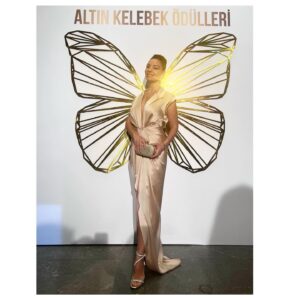 Özge Özder Instagram - Biz minik altın kelebeğimizi evde uykuya bıraktık.. 
Ve işte geceden kalanlar … 🫧💫
Bana bu gece çok güzel hissettiren elbisem için @betterdays.ist ,en özel günlerimin ömrüm boyunca hep en güzel ve en şık aksesuarı olan 
@beegoddessjewellery a sonsuz teşekkürlerimle … #reklam #davet #altınkelebek