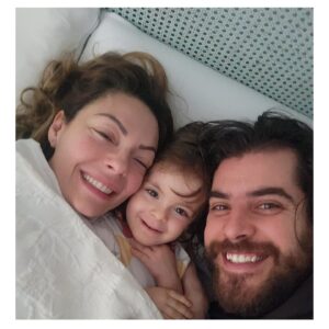 Özge Özder Instagram - Bugün 1 Nisan 🎈.. Bugün benim doğum günüm.. Ve doğum günümde tek dileğim en sade haliyle bu fotoğrafta olduğu gibi sağlıklı ,mutlu sabahlara uyanabilmek.. Bir anne olarak ikinci dileğim ise Sma hastası tüm bebeklerimizin ve kampanyasını yürüttüğümüz @masalaumutol un bir an önce tedavisine kavuşması.. Yürekten diliyorum bunu… Beni sevenlerden, dostlarımdan ve ailemden @masalaumutol için bağış yapmalarını istiyorum ben doğum günü hediyesi olarak.. Hediye istemiyorum demiyorum bakın, sizden açıkça hediye istiyorum aslında ilk defa.. Ve bu hediyenizi @masalaumutol a armağan etmek istiyorum.. Bu beni en çok sevindirecek şey olacak inanın.. @masalaumutol sayfasında ki valilik izinli hesaba güvenle bağış yapın ve açıklamaya “Özge” yazın.. Bana gelir o tatlı hediyenizin haberi.. Çok ama çok sevindirirsiniz beni.. Hediyeye ihtiyacım yok, çünkü artık hepimiz çok iyi anladık ki yaşam en büyük hediye… Bu doğum günüm @masalaumutol a hediyem, hediyeniz olsun..Dilerim ki tedavisi olan ama bir bebeği yaşamdan koparabilecek güce sahip bu Sma illetinin pençesinde acı çeken tüm bebekler şifa bulsun.. Çünkü her bebek, her çocuk anne babasının kollarında böyle mutlu sabahlara uyanmayı hak eder.. Güzel dilekleriniz için hepinize çok teşekkür ederim. Unutmayın  #masallarmutlusonlabiter @masalaumutol 🎈
