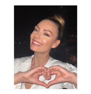 Özge Özder Instagram - Hayata … Son aldığın nefese… Ve yalnızca sahip olduklarına bak ve tüm kalbinle gülümse … Gülümsemek evrene ve kendine en büyük şifa, en mucizevi güçlerden, en korunaklı hallerden biri… Karanlıkta kaybolup sakın unutma… 🌱🤍