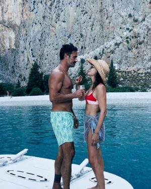Özge Özpirinçci Instagram - Bu yaz da görünce büyülendiğim bir manzara! Arkamızda da kayalıklar işte… 😏