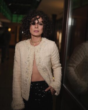 Özge Özpirinçci Instagram - Who run the world? 
CURLS!
 Styling by @gurbuznilufer @simauslu