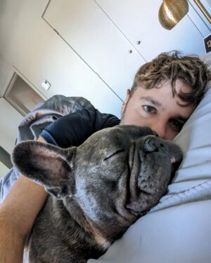 PL Cloutier Instagram - Mon coeur va exploser! 🥰🤩🥰🤩

J'ai un nouvel ami dans ma vie depuis hier! 

Ceux qui me suivent depuis longtemps savent à quel point je suis fou de mes animaux et j'en accueille un nouveau chez moi! 

Il était à la recherche d'une nouvelle famille, et j'espère qu'il va être bien avec moi. 💕

On se donne deux semaines pour s'adopter pour de bon, mais en ce qui me concerne, mon coeur l'a déjà choisi! 

Bienvenu grosse croquette! 🐶
