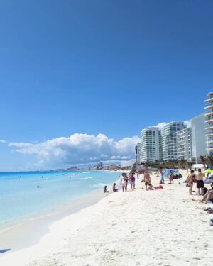 PL Cloutier Instagram - Ça fait des années que je viens en vacances au Mexique et je n'avais jamais vu la plage de Cancun aussi belle!! Wadawow!!! 🤩🤩🤩

📸 @mlle_jess_