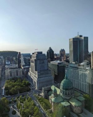 PL Cloutier Instagram - 2023... une année assez ordinaire (lol) mais nécessaire! Une année de transition, pour que le changement qui prend le temps que ça prend ait le temps de prendre le temps que ça prend. 

Je laisse plusieurs choses derrière, et j'ouvre toute grande la porte à 2024!