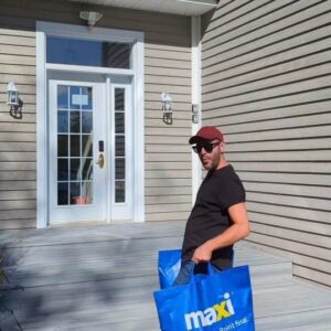 PL Cloutier Instagram - On m’a demandé de cuisiner le souper pour la gang au chalet… j’ai tout trouvé @chezmaxi pour mon menu simple avec des aliments frais et de qualité à bon prix! Voici tout ce que j’ai trouvé et ce, tout en restant en dessous de mon budget ! #commandité