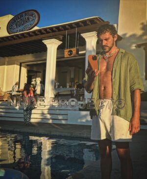 Paco León Instagram - El arte de invitar, de dar de comer, de alojar y de hacerte sentir en familia, es de los más difíciles y sutiles.  El lujo de la mansión playboy es solo un detalle de todo lo que dan estos veiteañeros apasionados que parecen que venden ropa. Pero que es mucho más que eso. Gracias @brunocasanovas , @alexbenlloch  y toda la banda por invitar.