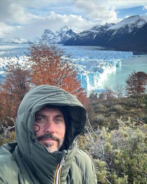Paco León Instagram - Descubriendo de donde son el 90 % de los fondos de pantalla de los ordenadores. Efectivamente todo esto es bárbaro e imponente. Gracias a @kekahalvorsen  y a @morenafilms  por traerme aquí. #patagonia  #peritomorenoglacier #rioturbio 🏔️🎬