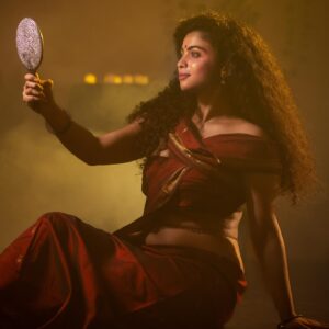 Padeni Kumar Instagram - Magical pictures that I have been longing to post on ! 
.
Here is our team’a hard work !!! 
.
Our team :
Makeup & Hair : @makeupandhairbyrehana
Draping : @hairstylist_rajee1111
Shot by : @redboxphotography 
.
Thanks to : @onlynikil ✨
.
#curly #portraits #smokey #effect #photography #nomakeup #nature #love