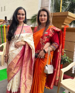 Padmini Kolhapure Instagram - Bit late in the day #happyindependenceday 🇮🇳proud and momentous day for us @cintaaofficial with our #cintaa family #vandemataram 🙏 🫡