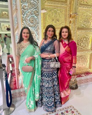 Padmini Kolhapure Instagram - Sabse pehle Nita Ben #nitaambani and me #selfie mein ( so sweet and humble) oopar se meri aankhein bandh 😀 uske baad selfie lete hue pakdi gayi main by @rishmapai then hum teen with the lovely @poonam_dhillon_  phir socha hum poora group photo lete hain @doctorhrishikeshpai and @pradeepjpsharma .. aakhir mein khana khana aur khana 👌 
Beautiful handmade Zardozi saree with gold crochet blouse @padmasitaa 
And thank you @pranaasijewellery