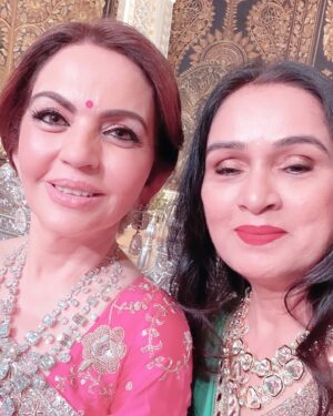 Padmini Kolhapure Instagram - Sabse pehle Nita Ben #nitaambani and me #selfie mein ( so sweet and humble) oopar se meri aankhein bandh 😀 uske baad selfie lete hue pakdi gayi main by @rishmapai then hum teen with the lovely @poonam_dhillon_  phir socha hum poora group photo lete hain @doctorhrishikeshpai and @pradeepjpsharma .. aakhir mein khana khana aur khana 👌 
Beautiful handmade Zardozi saree with gold crochet blouse @padmasitaa 
And thank you @pranaasijewellery