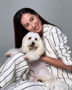 Paige Chua Instagram - 一不小心，就爱上了。。。🩷🐶🩷

《宠他，还是爱我》
#fureveryours
