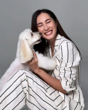 Paige Chua Instagram - 一不小心，就爱上了。。。🩷🐶🩷

《宠他，还是爱我》
#fureveryours