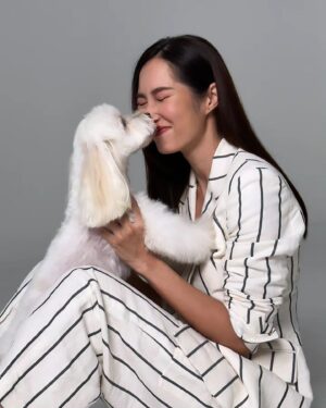 Paige Chua Instagram - 一不小心，就爱上了。。。🩷🐶🩷

《宠他，还是爱我》
#fureveryours