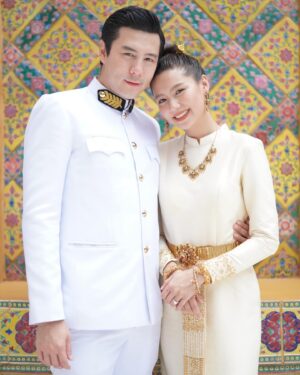 Pakorn Lam Instagram - และอีกหนึ่งสิ่งที่สำคัญ และถือเป็นเกียรติ และสิริมงคล แก่ชีวิตสมรสของเราทั้งคู่ นั่นก็คือพิธีพระราชทานน้ำสังข์ จากสมเด็จพระสังฆราช สมเด็จพระอริยวงศาคตญาณ ที่วัดราชบพิธมหาวิหาร เมื่อ 5 ปีที่แล้ว