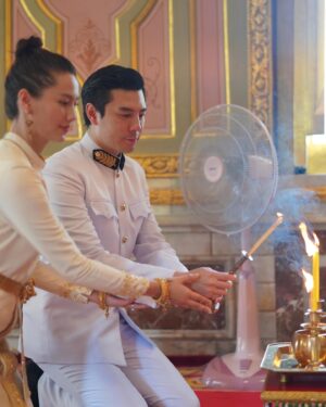 Pakorn Lam Instagram - และอีกหนึ่งสิ่งที่สำคัญ และถือเป็นเกียรติ และสิริมงคล แก่ชีวิตสมรสของเราทั้งคู่ นั่นก็คือพิธีพระราชทานน้ำสังข์ จากสมเด็จพระสังฆราช สมเด็จพระอริยวงศาคตญาณ ที่วัดราชบพิธมหาวิหาร เมื่อ 5 ปีที่แล้ว