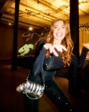 Palina Rojinski Instagram - Nachts im Museum 🦖👽

Danke fürs festhalten 📸 lieber @immofuchs 🖤

Und natürlich ein großes Dankeschön an den fabelhaften @ollipolli73 & den fabelhaften @therealjanboehmermann für die fulminante Unterhaltung 🖤 ihr könnt noch alle fleißig spenden für @betterplace_org 💚