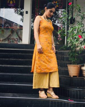 Pallavi Patil Instagram - Happy days 🍊🍊🍊
.
.
@piyapatil_makeupartist do you remember this song ??
.
.
#barish #rain #garva #smellofsoil #mysterydays #pallavipatil