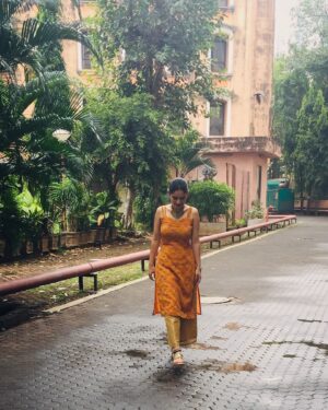 Pallavi Patil Instagram - Happy days 🍊🍊🍊
.
.
@piyapatil_makeupartist do you remember this song ??
.
.
#barish #rain #garva #smellofsoil #mysterydays #pallavipatil