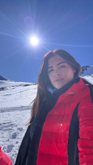 Pamela David Instagram - Increíbles días en @elazufre , un Centro Turístico Sustentable de Alta Montaña con el esquí como principal atracción ubicado en la Provincia de Mendoza 😍❄️🎿
Tiempo en familia, el que más vale, el que más me gusta 🫶🏻

No pueden no conocer este lugar. Enamorada quedé 🤍

#Nieve #vacacionesdeinvierno #mendoza #turismo #argentina #elazufre