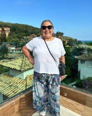 Pamela Leiva Instagram - Fotos y videos que nunca subí… un recuerdo cuando lleve a mi familia a conocer Río de Janeiro🇧🇷♥️. La plenitud y alegría de verlos disfrutar fue hermosa.  Sentia que mi corazón explotaba de agradecimiento , más que un regalo para ellos, fue un regalo para mi 🌸💖. Me prometí que lo volvería hacer.  Eso si o si 🥹. Que así sea, estar hecho, damos gracias! 
.
Oye si van a Buzios deben ir a visitar a mis amigos de @ochiringuito en la mejor playa que pueden encontrar. Los atienden como reyes 🌸