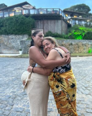 Pamela Leiva Instagram - Fotos y videos que nunca subí… un recuerdo cuando lleve a mi familia a conocer Río de Janeiro🇧🇷♥️. La plenitud y alegría de verlos disfrutar fue hermosa.  Sentia que mi corazón explotaba de agradecimiento , más que un regalo para ellos, fue un regalo para mi 🌸💖. Me prometí que lo volvería hacer.  Eso si o si 🥹. Que así sea, estar hecho, damos gracias! 
.
Oye si van a Buzios deben ir a visitar a mis amigos de @ochiringuito en la mejor playa que pueden encontrar. Los atienden como reyes 🌸