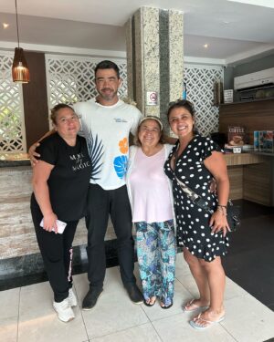 Pamela Leiva Instagram - Fotos y videos que nunca subí… un recuerdo cuando lleve a mi familia a conocer Río de Janeiro🇧🇷♥️. La plenitud y alegría de verlos disfrutar fue hermosa.  Sentia que mi corazón explotaba de agradecimiento , más que un regalo para ellos, fue un regalo para mi 🌸💖. Me prometí que lo volvería hacer.  Eso si o si 🥹. Que así sea, estar hecho, damos gracias! 
.
Oye si van a Buzios deben ir a visitar a mis amigos de @ochiringuito en la mejor playa que pueden encontrar. Los atienden como reyes 🌸