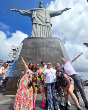 Pamela Leiva Instagram - Fotos y videos que nunca subí… un recuerdo cuando lleve a mi familia a conocer Río de Janeiro🇧🇷♥️. La plenitud y alegría de verlos disfrutar fue hermosa.  Sentia que mi corazón explotaba de agradecimiento , más que un regalo para ellos, fue un regalo para mi 🌸💖. Me prometí que lo volvería hacer.  Eso si o si 🥹. Que así sea, estar hecho, damos gracias! 
.
Oye si van a Buzios deben ir a visitar a mis amigos de @ochiringuito en la mejor playa que pueden encontrar. Los atienden como reyes 🌸