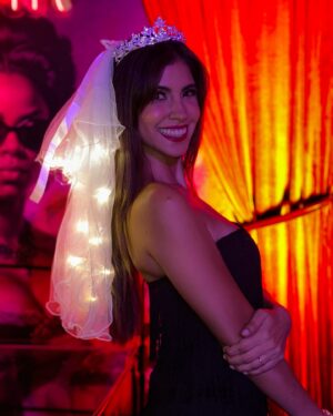 Pamela Sambrano Instagram - Rodeada de amor.
Falta menos de un día para el gran día 🤍