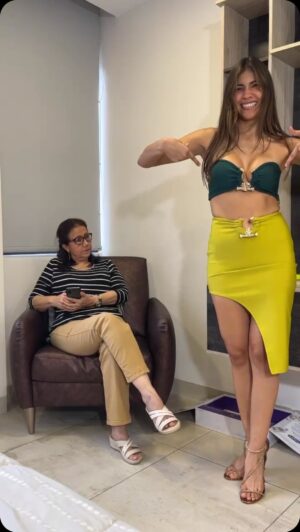 Pamela Sambrano Instagram - Cuando mi mamá me ayuda a escoger el outfit 😮‍💨

La sinceridad ante todo. ¿Les ha pasado? 😂

Pd: Ya viene la segunda temporada de #NiBoomerNiDeCristal 🎙️👀

#esteoeste #outfit #consejodemama #madreehija #NBNC