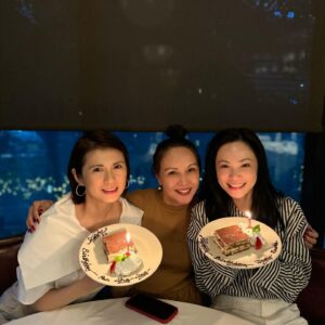 Pan Lingling Instagram - 如果说时光像是电视遥控器，那么我要是快乐的频道，带着幸福的信号，每一天都开怀大笑，特别是生日的报道🩷

    祝自己好事追着我，老公重视我，儿子孝顺我，前任情人深爱我（不要想太多，指的是我的老公），痛苦远离我，开心跟着我！

❤️最后是，身边的好友们，谢谢你们陪伴我💋💋💋

#25june 
#happybirthday 
#happybirthdaytome 
#blessedtohavethem 
#潘玲玲