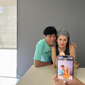 Pan Lingling Instagram - 如果说时光像是电视遥控器，那么我要是快乐的频道，带着幸福的信号，每一天都开怀大笑，特别是生日的报道🩷

    祝自己好事追着我，老公重视我，儿子孝顺我，前任情人深爱我（不要想太多，指的是我的老公），痛苦远离我，开心跟着我！

❤️最后是，身边的好友们，谢谢你们陪伴我💋💋💋

#25june 
#happybirthday 
#happybirthdaytome 
#blessedtohavethem 
#潘玲玲
