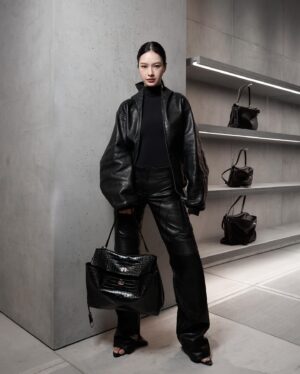 Pansa Vosbein Instagram - 🖤

@balenciaga 
#Balenciaga
 #BalenciagaEmQuartier