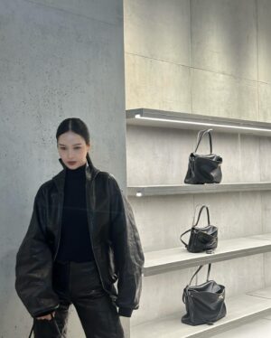 Pansa Vosbein Instagram - 🖤

@balenciaga 
#Balenciaga
 #BalenciagaEmQuartier