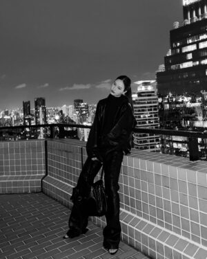 Pansa Vosbein Instagram - 🖤

@balenciaga 
#Balenciaga
 #BalenciagaEmQuartier