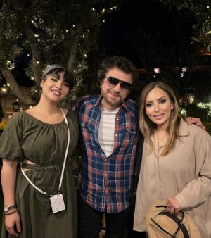 Parastoo Salehi Instagram - بماند به یادگار از شبی فراموش نشدنی با هنرمندی که با اخلاق ‌رفتارش با مردم داریش، با عشق و انرژی مثبتش شب زیبایی رو برای ما رقم زد من عاشق ترانه ی عزیز دلمی بودم و‌ منصور عزیز هم جز خواننده های مورد علاقه ام بود، اما دیشب شخصیت دوست داشتنی و مردمی رو دیدم که احترامم بهش صد چندان شد، واقعا مگه چی می مونه از همه ی ما غیر از یاد نیک و خاطره های قشنگ !؟ 
منصور جان خدا حفظتون کنه و الهی همیشه کنار خانواده ی عزیزتون شاد و سلامت باشین و الان دیگه واقعا عزیز دلمید 🙏🏻🕊️🤍🌟🧿
@mansourmusic 
.
@suda.tur سپاس🙏🏻❤️
.
Photo by @haddadisara