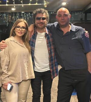 Parastoo Salehi Instagram - بماند به یادگار از شبی فراموش نشدنی با هنرمندی که با اخلاق ‌رفتارش با مردم داریش، با عشق و انرژی مثبتش شب زیبایی رو برای ما رقم زد من عاشق ترانه ی عزیز دلمی بودم و‌ منصور عزیز هم جز خواننده های مورد علاقه ام بود، اما دیشب شخصیت دوست داشتنی و مردمی رو دیدم که احترامم بهش صد چندان شد، واقعا مگه چی می مونه از همه ی ما غیر از یاد نیک و خاطره های قشنگ !؟ 
منصور جان خدا حفظتون کنه و الهی همیشه کنار خانواده ی عزیزتون شاد و سلامت باشین و الان دیگه واقعا عزیز دلمید 🙏🏻🕊️🤍🌟🧿
@mansourmusic 
.
@suda.tur سپاس🙏🏻❤️
.
Photo by @haddadisara