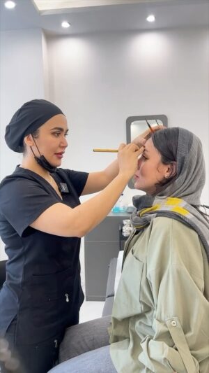 Parisa Roshani Instagram - چرا اينقدر تو كار حرف ميزنيد 😂 كشتين منو 🫣 شما هم اين مشكلو داريد ؟ راستي مشتريا چرا ميريد سالن زيبايي ها اينقدر زندگيتونو تعريف ميكنيد ؟؟؟؟؟ واقعاً چرا