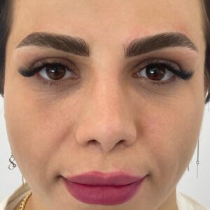 Parisa Roshani Instagram - این حرف منو فقط و فقط بیوتی کارا میفهمن 
بهترین مدیتیشن برای روان ماها ، کار روی صورت مشتریه 
اون لحظه احساس میکنی 
دکتری ، نقاشی ، بیزینس ومنی، عاشقی، مادری متعهد هستی ، همسر خوبی هستی ، حتی در بعضی مواقع حس رئیس جمهور بودنم بهت دست میده 
اما عزیزم 
تو فقط یک پیگمنتری 😂😂😂😂😂
ضایع شدید اشکالی نداره 
توهم برمون نداره 😂😂😂
گذشته از شوخی ، حس و حال کار کردن و رضایت مشتری بالاترین انرژی مثبت و برای من داره 
برای همین ترکش نمیکنم و حتی از اموزش بیشتر دوسش دارم 
و اینم بگم مشتری های من خداشاهده همه ادم حسابی هستن الحمدالله 
❤️
خدایا شکرت
—————— اگر فقط لایک کنی و کامنت نزاری ادم تنگ دستی هستی 
اگر نه لایک میکنی و نه کامنت میزاری ( بمیری که اینقدر حسود و بدجنس هستی ، که یوقت از تو چیزی گیر من نیاد😂

اگر هم لایک میکنی هم کامنت میزاری ‌پنج شب دیگه امکان داره اسمت تو قرعه کشی ۱ میلیونی کامنت و لایک در بیاد 
————-
قرار ما جمعه ساعت ۱۰ شب اعلام برنده ها ( ۳ نفر ❤️