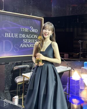 Park Bo-young Instagram - 좋은 자리에서 뜻깊은 작품으로 큰 상 주셔서 감사합니다💗
평소에도 응원하고 좋아했던 선,후배,동료분들을 만나서 더 즐거웠습니다🥰 
정신병동에도 아침이 와요를 사랑해 주시고 애정해 주신 모든 분들께 감사드립니다😂💕