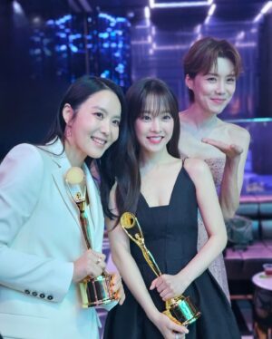 Park Bo-young Instagram - 좋은 자리에서 뜻깊은 작품으로 큰 상 주셔서 감사합니다💗
평소에도 응원하고 좋아했던 선,후배,동료분들을 만나서 더 즐거웠습니다🥰 
정신병동에도 아침이 와요를 사랑해 주시고 애정해 주신 모든 분들께 감사드립니다😂💕