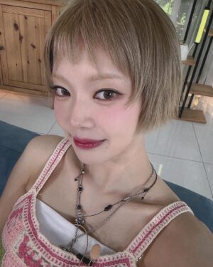 Park Cho-a Instagram - 이번 머리 난예뿐데에 !! 🤷🏼‍♀️

#셀링라이프 #초아 #금발단발 #금발숏컷